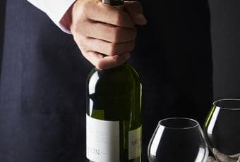 How to use a sommelier corkscrew?