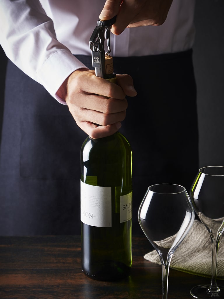 How to use a sommelier corkscrew?