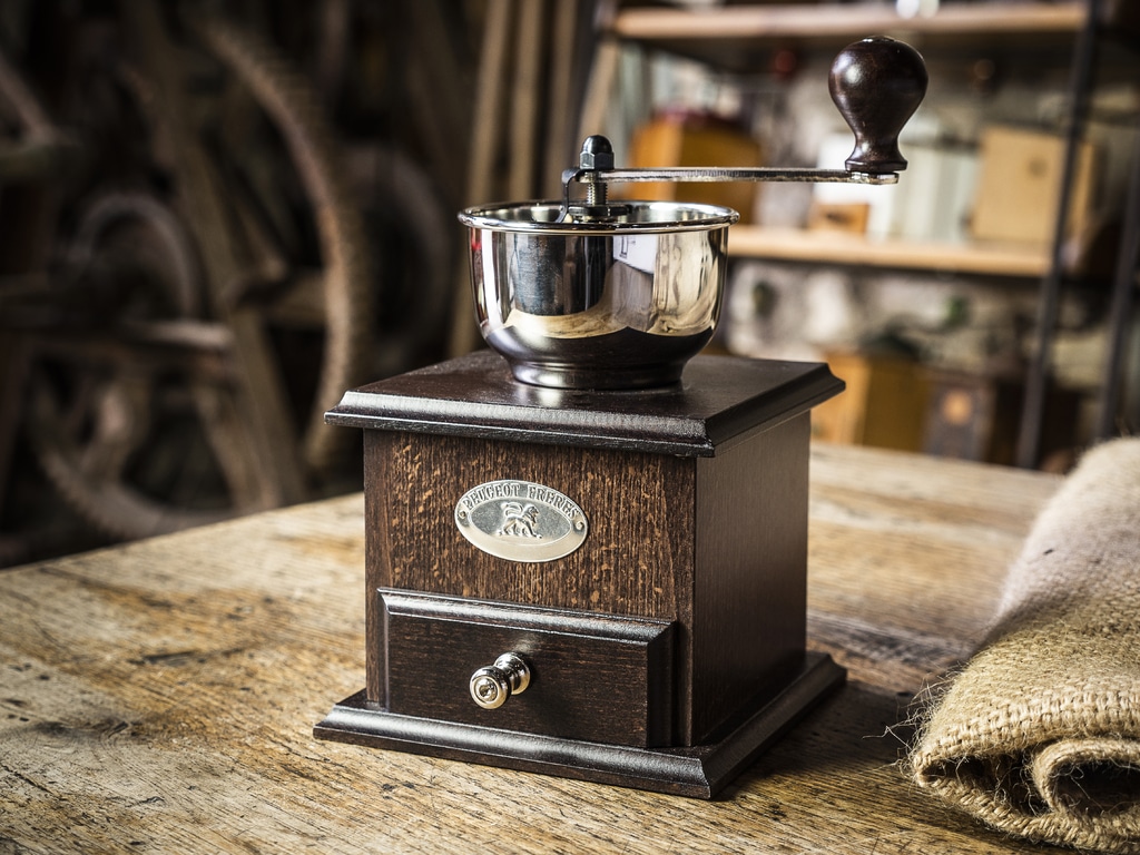 How to clean a coffee mill?