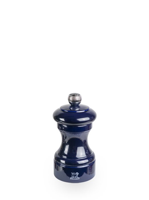 Icon of Peugeot expertise, the Bistro Mill is the very first model created by the brand. Dressed in a deep and elegant blue, it seduces with its timeless design and its French manufacturing in PEFC-certified beech wood. More than a pepper mill, it is a touch of character that brightens up the table. Bistro