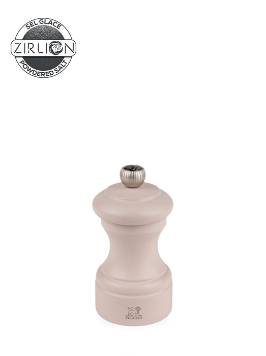 The Bistro salt mill is available in petal rose, a delicate and elegant shade. Made in France, it combines iconic design with the Zirlion mechanism for precise salt grinding. Bistro