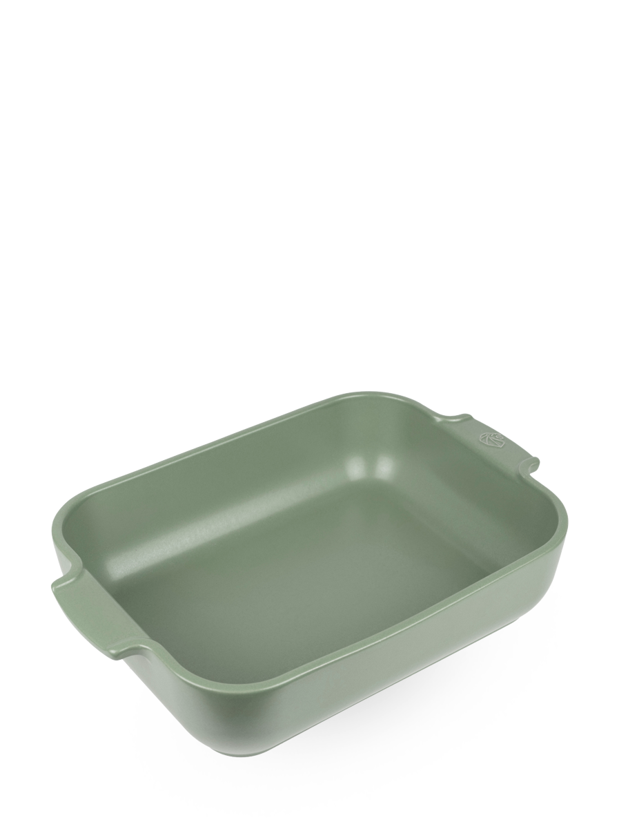 Prepare generous recipes for 4 to 5 guests with the 32 cm Peugeot rectangular Dish, carefully made in France, in the heart of Brittany. Its new fern green shade, chic and timeless, instantly enhances all your culinary creations and brings a touch of natural elegance to your table. Appolia