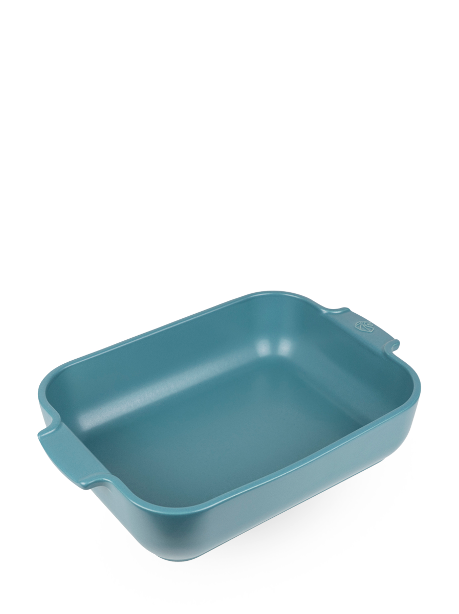 Prepare generous recipes for 4 to 5 guests with the 32 cm rectangular Peugeot Dish, carefully made in France, in the heart of Brittany. Its new chic and timeless sky blue shade instantly enhances all your culinary creations and brings a touch of natural elegance to your table. Appolia
